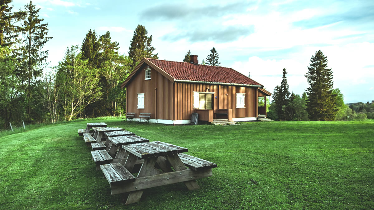 imagen de una casa de madera que muestra las ventajas y desventajas de construcción wood frame