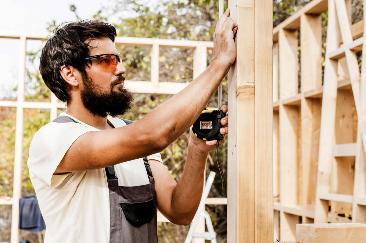 hombre trabajando en la construcción de casas de madera con la descarga de manual wood frame