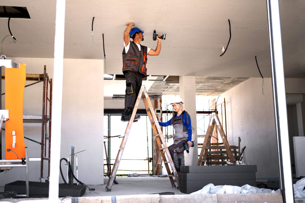 foto de hombre y mujer trabajando en la remodelación de una casa o departamento en argentina