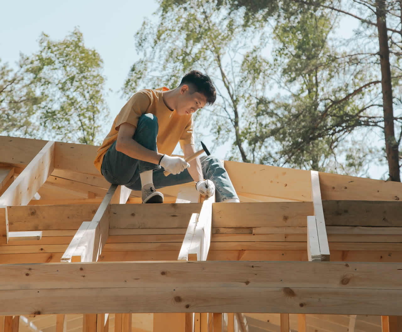 obrero construyendo techo de casa de madera con el sistema de construcción wood frame
